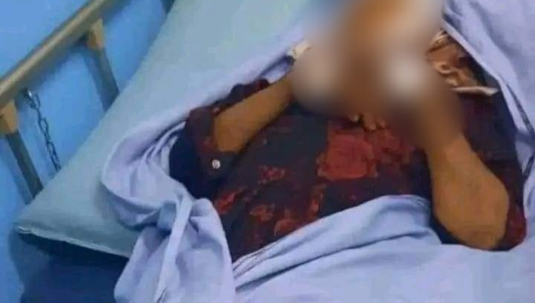 جريمة جديدة في ريمة .. قيادي حوثي يلقي مُسنة من سطح منزلها ويطلق النار على ابنتها