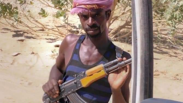 في حالة غضب.. مواطنون يمنيون ينفذون "الإعدام" بحق إثيوبي ارتكب مجزرة دموية في أسرة آوته