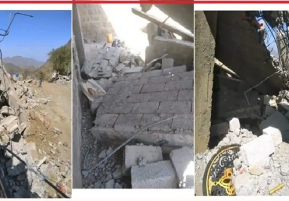 إب .. جماعة الحوثي تقتحم منزل مواطن وتهدم أسواره وتصيب 5 نساء