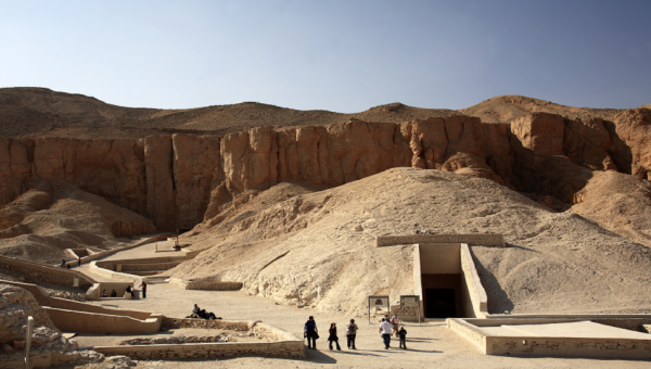 اكتشاف مقبرة تتماشى مع شروق الشمس في الشتاء في مصر