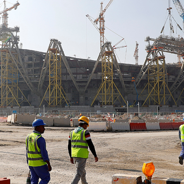 قطر تقرّ وتعترف بوفاة مئات العمال المهاجرين جراء التحضيرات لاستضافة المونديال