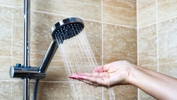 الخبراء يجيبون…هل يجب علينا الإستحمام يومياً ؟!
