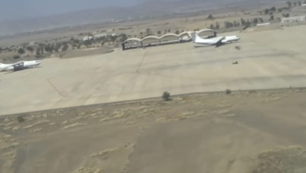 ما حقيقة هبوط طيران أمريكي في مطار صنعاء بشكل دوري؟