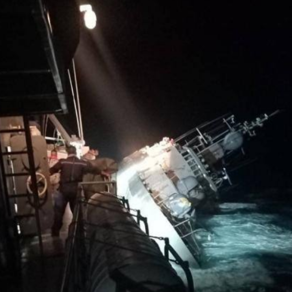 غرق سفينة عسكرية تايلاندية في الخليج وفقدان أكثر من 20 بحارا