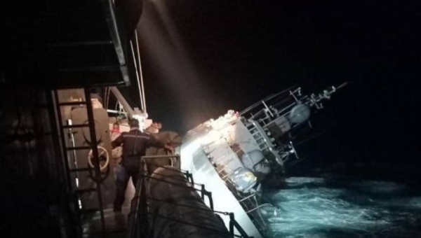 غرق سفينة عسكرية تايلاندية في الخليج وفقدان أكثر من 20 بحارا