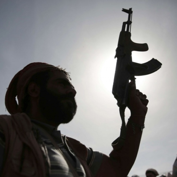جريمة جديدة في اليمن.. مسلح حوثي يقتل شابا في صعدة