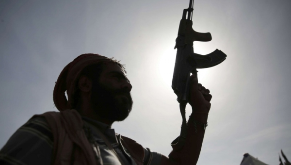 جريمة جديدة في اليمن.. مسلح حوثي يقتل شابا في صعدة