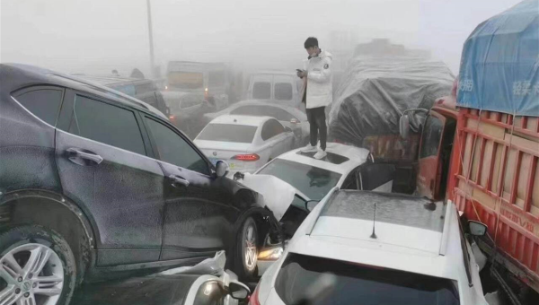 الصين.. اصطدام أكثر من 200 سيارة بسبب الضباب
