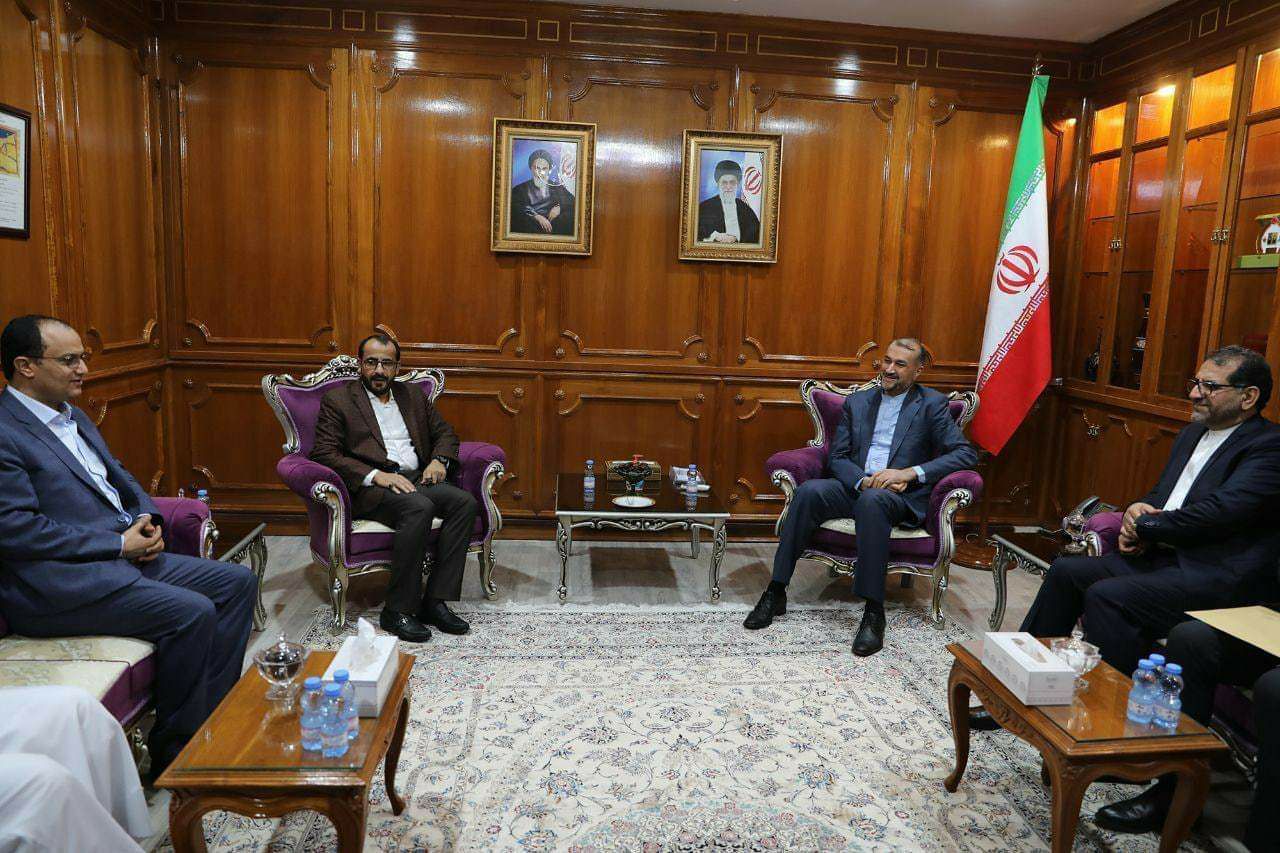 وزير الخارجية الإيراني يلتقي وفد جماعة الحوثـ.ـي في مسقط