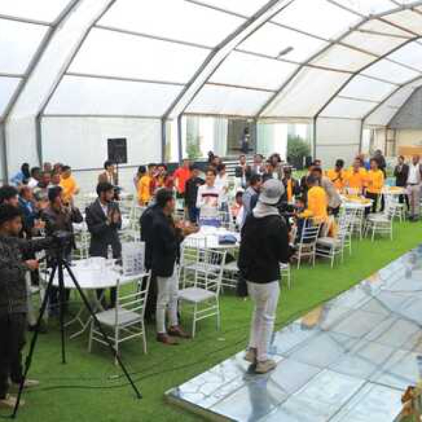 مبادرة شبابية تكّرم 150عامل من مهندسي البيئة في صنعاء