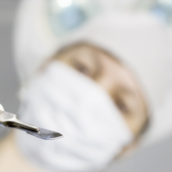 العلماء يعلنون عن سكين جراحي "ذكي" يكتشف سرطان الرحم في ثوان