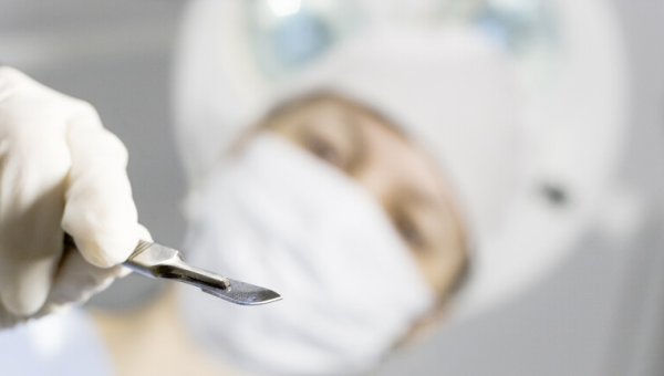 العلماء يعلنون عن سكين جراحي "ذكي" يكتشف سرطان الرحم في ثوان