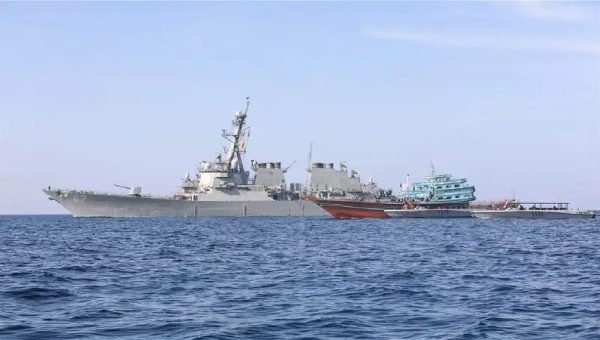 البحرية الأميركية تعلن اعتراض سفينة تهرب سلاحا هجوميا من إيران لليمن