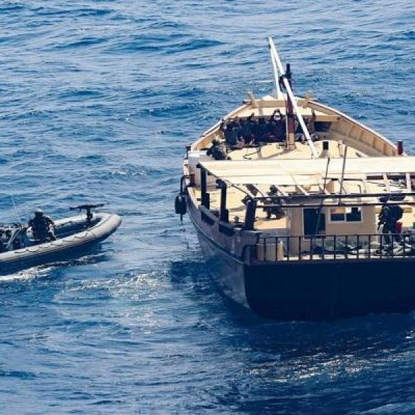 البحرية الأمريكية تُسَلم القوات اليمنية سفينة تهريب أسلحة إيرانية