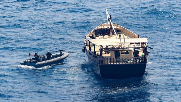 البحرية الأمريكية تُسَلم القوات اليمنية سفينة تهريب أسلحة إيرانية