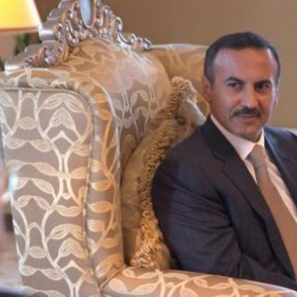 أحمد علي عبدالله صالح يعزي في وفاة زوجة الرئيس اليمني الأسبق أحمد الغشمي