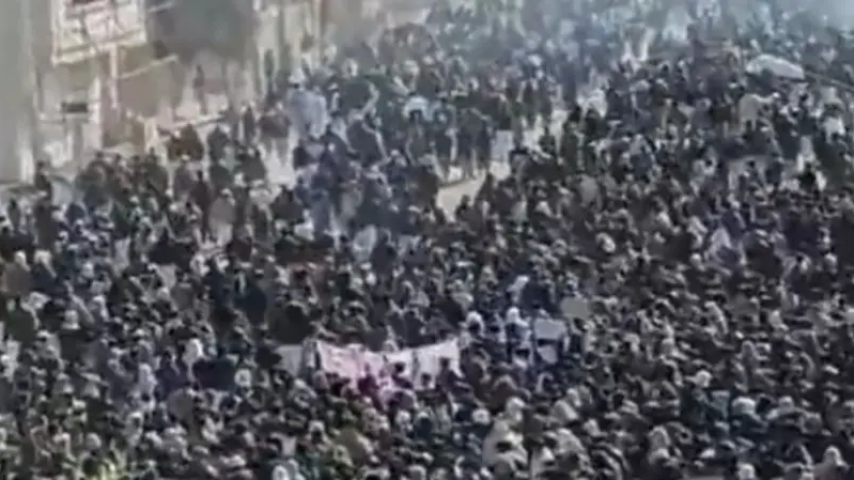 إيران.. وسط إجراءات أمنية مكثفة  الآلاف يتظاهرون في زاهدان