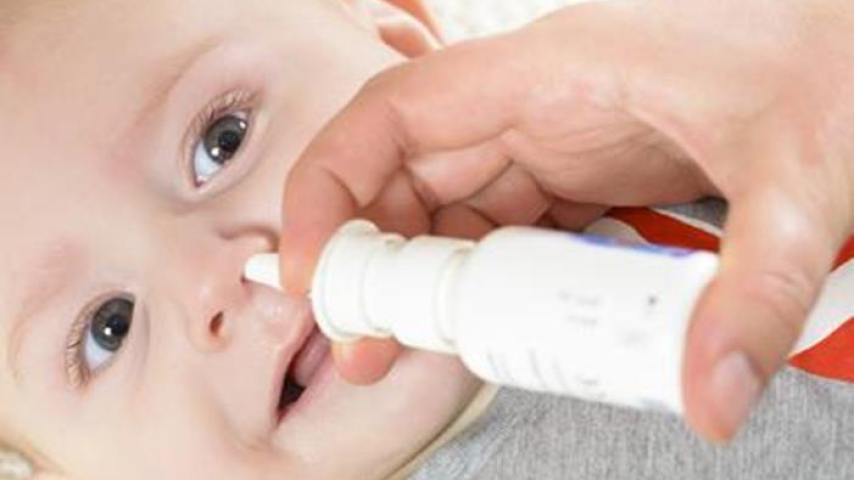 قد تؤدي إلى الموت.. تحذيرات من خطر قطرات الأنف على الأطفال
