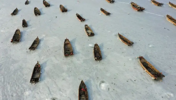 مئات قوارب الصيد متجمدة وعالقة ببحر الصين