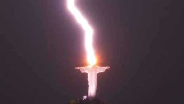 صاعقة برق تضرب تمثال "المسيح الفادي" في البرازيل (صور)