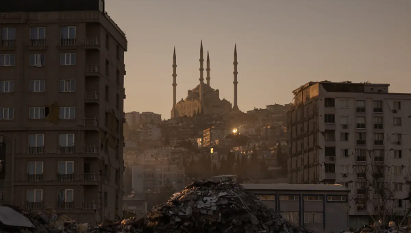 ارتفاع عدد القتلى في هطاي التركية وهلع من تكرار الزلازل
