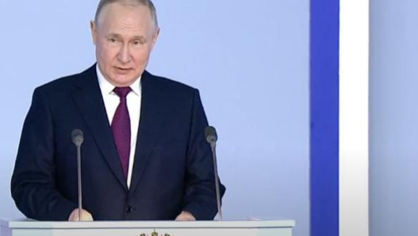 بوتين يتجاهل المصالحة مع الغرب ويلوح بتأهب قواته النووية