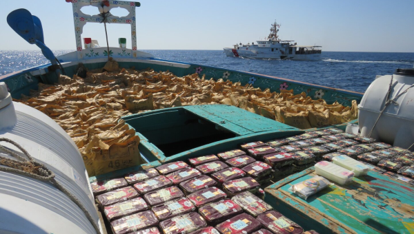 البحرية الأمريكية تعلن مصادرة شحنة مخدرات جديدة في بحر العرب