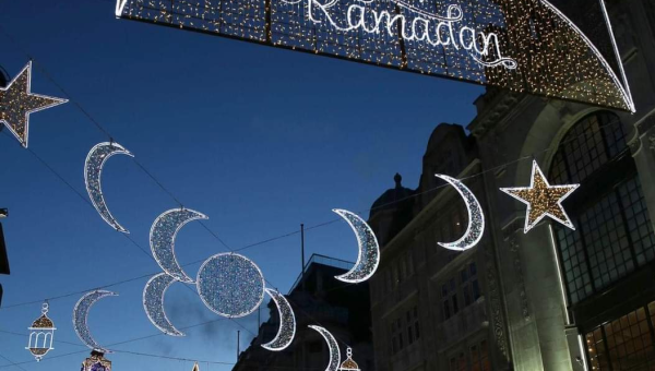 لندن تضاء بمناسبة شهر رمضان للمرة الأولى