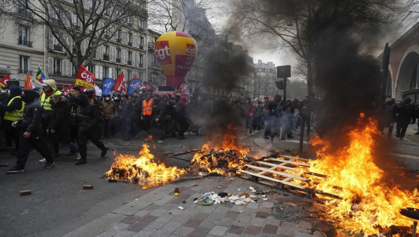فرنسا .. عنف واشتباكات في مظاهرات مليونية