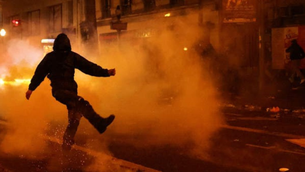مواجهات بين الأمن والمحتجين تسفر عن حرق سيارتي شرطة في فرنسا