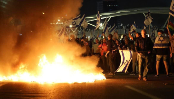 إسرائيل تشتعل.. الآلاف متظاهرون في تل ابيب والقدس.. وبينيت: إسرائيل في أكبر خطر منذ حرب 1967