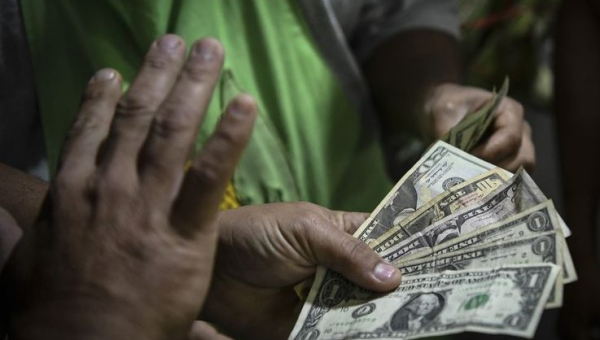رئيس بنك هندي كبير يصف الدولار بأنه "أكبر إرهاب مالي "
