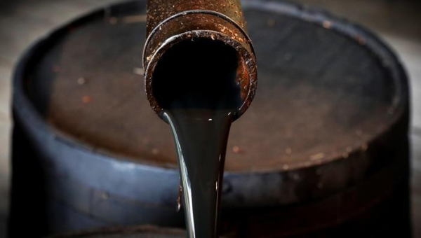 أسعار النفط تتجه إلى الارتفاع بعد انخفاضات كبيرة