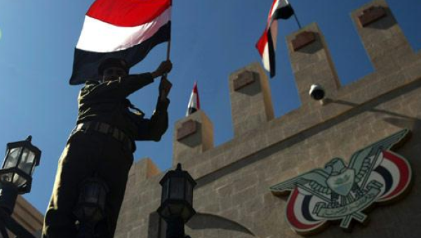 "صرف الرواتب" والحلول السياسية تتصدر محادثات السلام "غير المعلنة" في اليمن
