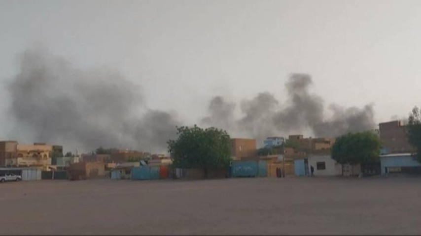 غارات جوية وقصف بالأسلحة الثقيلة على الخرطوم وأم درمان
