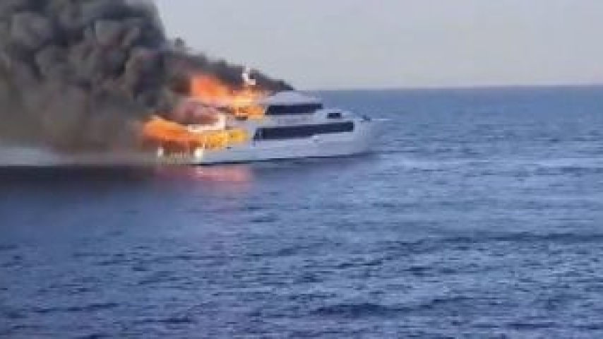 مصر.. إنقاذ 14 وفقدان 3 بريطانيين في حريق مركب سياحي في البحر الأحمر