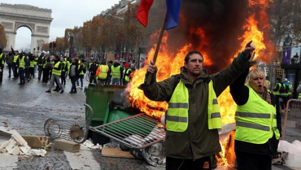 فرنسا تشتعل.. وماكرون يحاول إخماد نار الغضب