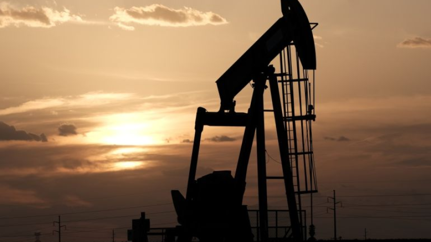 تراجع أسعار النفط قبل إعلان بيانات اقتصادية أميركية وصينية