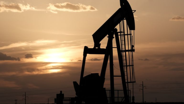 تراجع أسعار النفط قبل إعلان بيانات اقتصادية أميركية وصينية