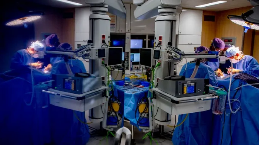 أول عملية من نوعها.. دمج الروبوتات و"الواقع المعزز" في جراحة "ناجحة" بالعمود الفقري