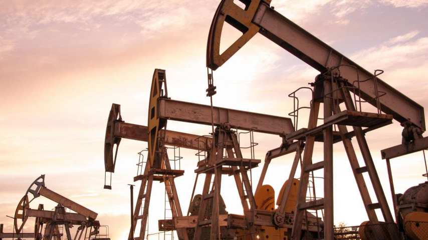 تراجع أسعار النفط في ظل ارتفاع الدولار وضغوط متزايدة