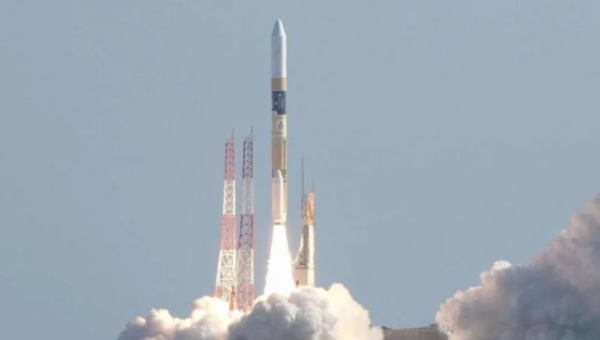 اليابان تطلق صاروخاً يحمل مركبة للهبوط على سطح القمر
