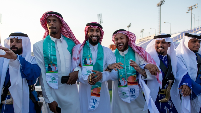 نيمار وبونو يحتفلان باليوم الوطني السعودي بالرقص بـ"الثوب والشماغ"