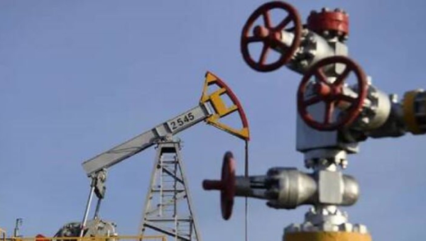 أسعار النفط تنخفض مع توقعات بزيادة الإنتاج