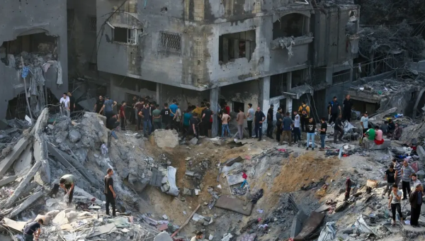غزة تحت القصف الكثيف وتحذير من نفاد الكهرباء بمستشفى الشفاء