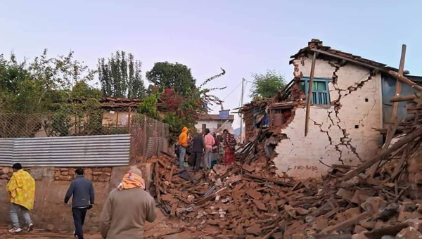 زلزال قوي يهز نيبال ويوقع اكثر من 100 قتيل