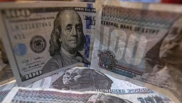 الدولار يتخطى الـ 50 جنيها في السوق الموازية المصرية
