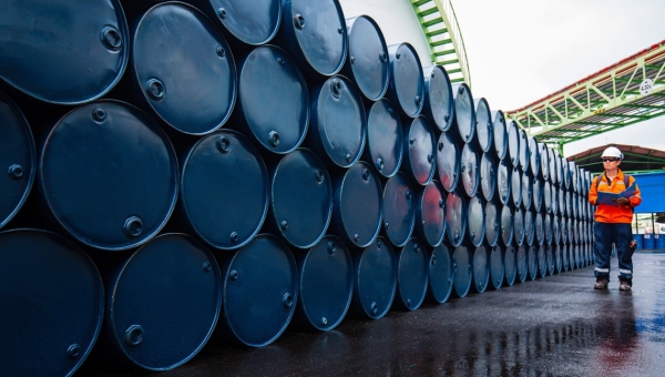 انخفاض أسعار النفط للأسبوع الرابع على التوالي وسط مخاوف اقتصادية