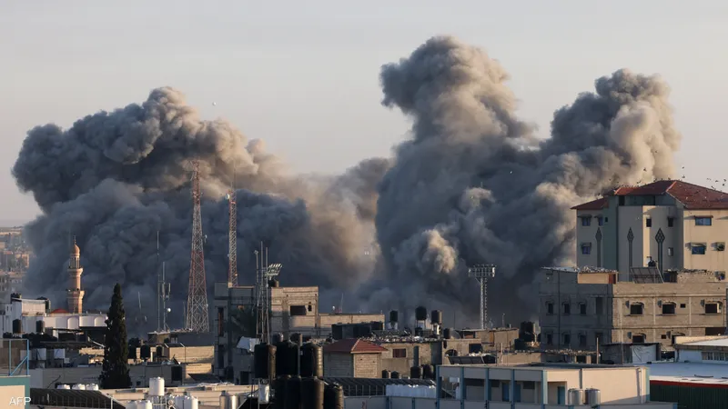غزة تحت القصف.. غارات إسرائيلية عنيفة على وسط القطاع وجنوبه