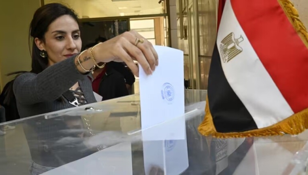 الناخبون المصريون يتوافدون على مراكز الاقتراع للإدلاء بأصواتهم في الانتخابات الرئاسية المصرية